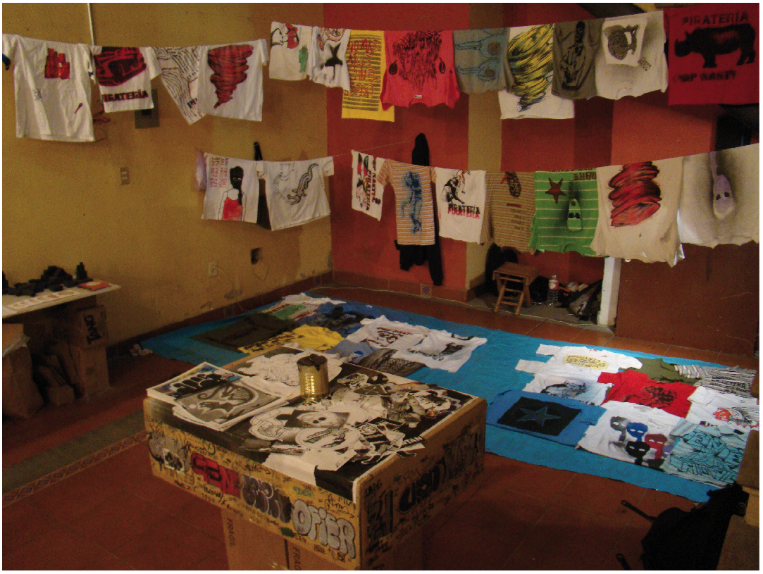 SIEMPREOTRAVEZ, 2010（シエンプレオトラベス、2010）：メキシコ市内のホテルでの1日ショップ販売。ワークグループでTシャツやCD、シールなどを作って販売した 