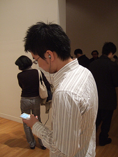 iPod���Q�œW����𕷂����َ�