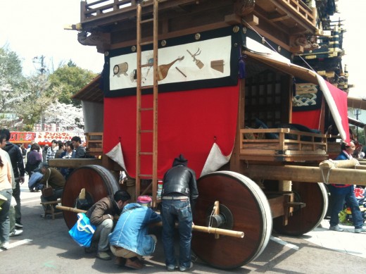 犬山祭りで山車の構造などを調査中 