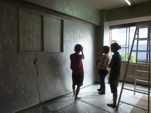 小栗沙弥子《Works for TAMAYA 4-KAI》制作中 室内の壁面にガムを包む銀紙を施したインスタレーション