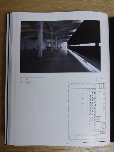 プラダ、2010春夏のキャットウォーク（『PRADA』Japanese ed版, Fondazione Prada, 2010, p.156）