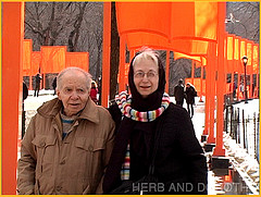 2005年セントラルパークで開催されたジャンヌ＝クロードとクリストの「ゲート」に訪れた夫妻
