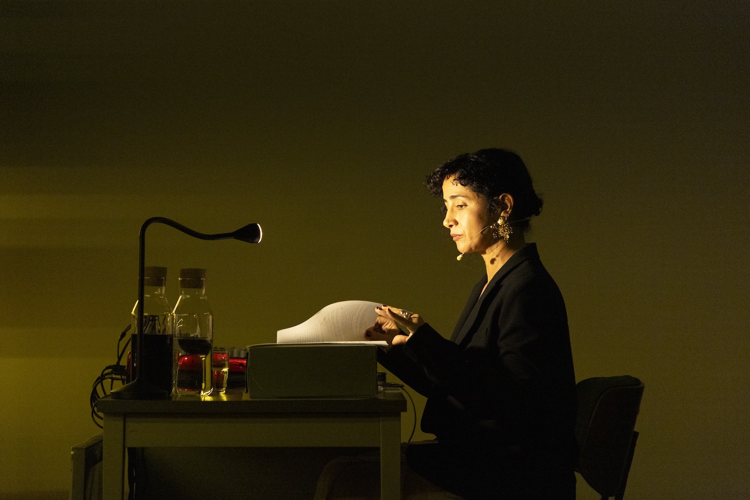 高嶋慈｜KYOTO EXPERIMENT 京都国際舞台芸術祭 2025　③ターニヤ・アル゠フーリー & ズィヤード・アブー・リーシュ『電力と権力を探して』 [パフォーマンス]（後編）