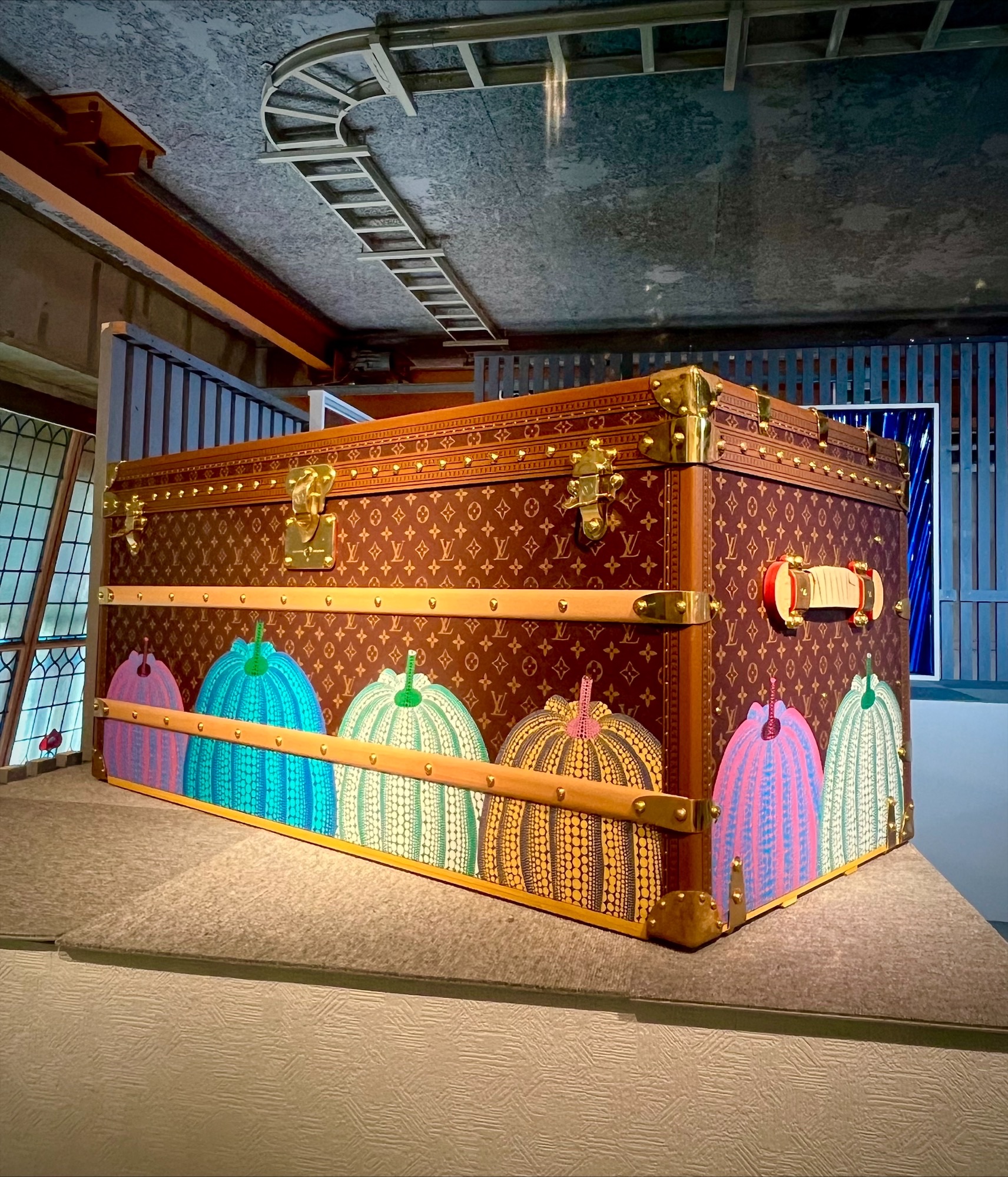 草間彌生《Malle Courrier Monogram Pumpkin》