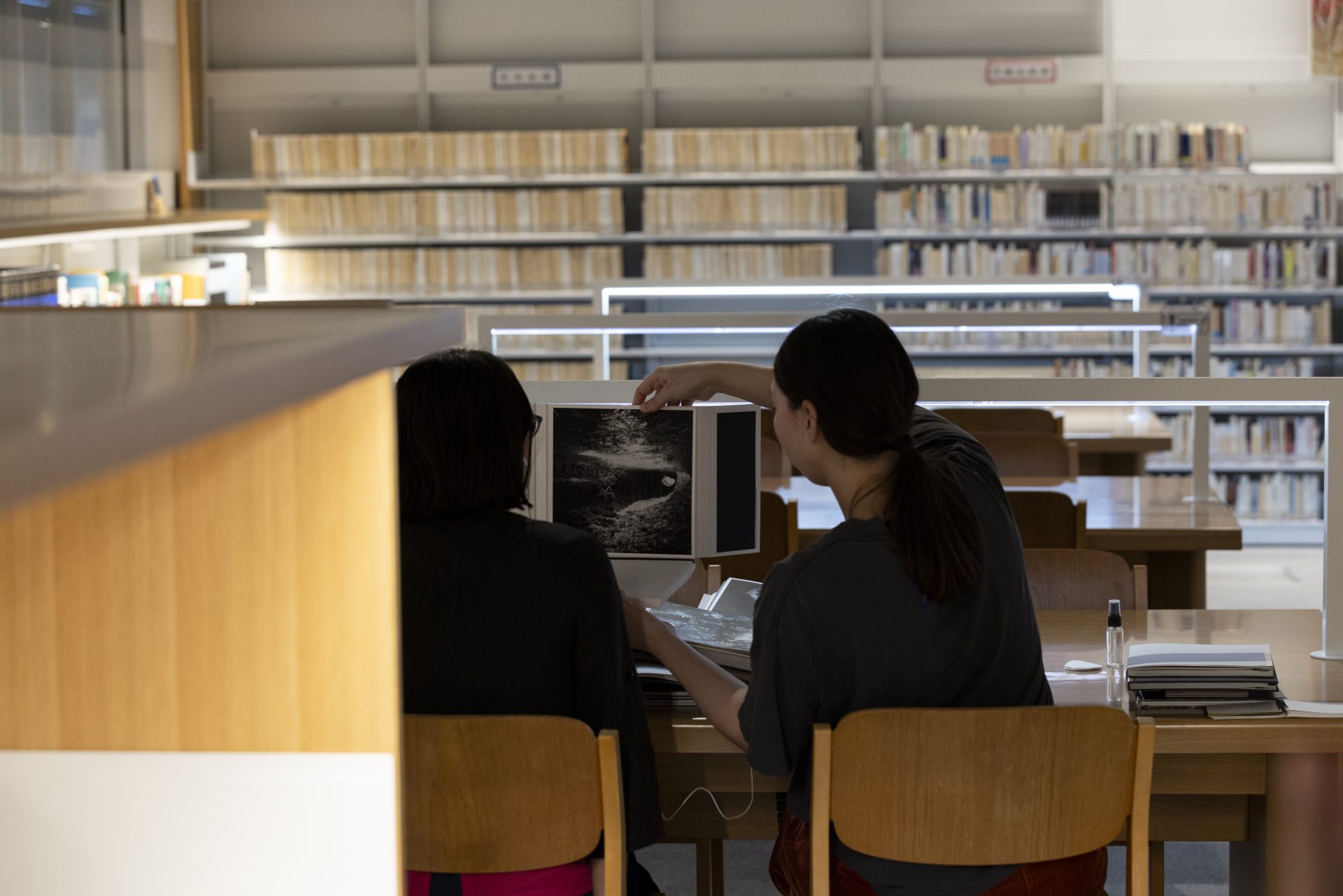 高嶋慈｜KYOTO EXPERIMENT 京都国際舞台芸術祭 2025　⑤アダム・キナー & クリストファー・ウィレス『MANUAL』