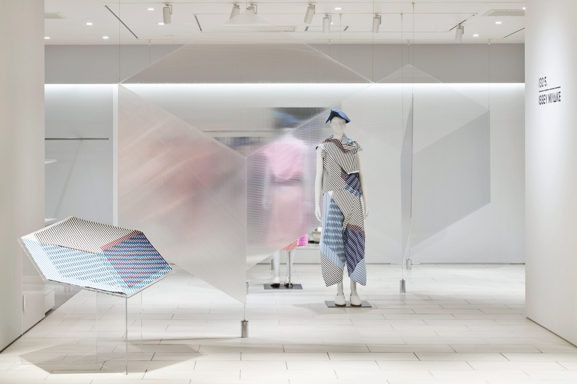 132 5. ISSEY MIYAKE 「FACET」