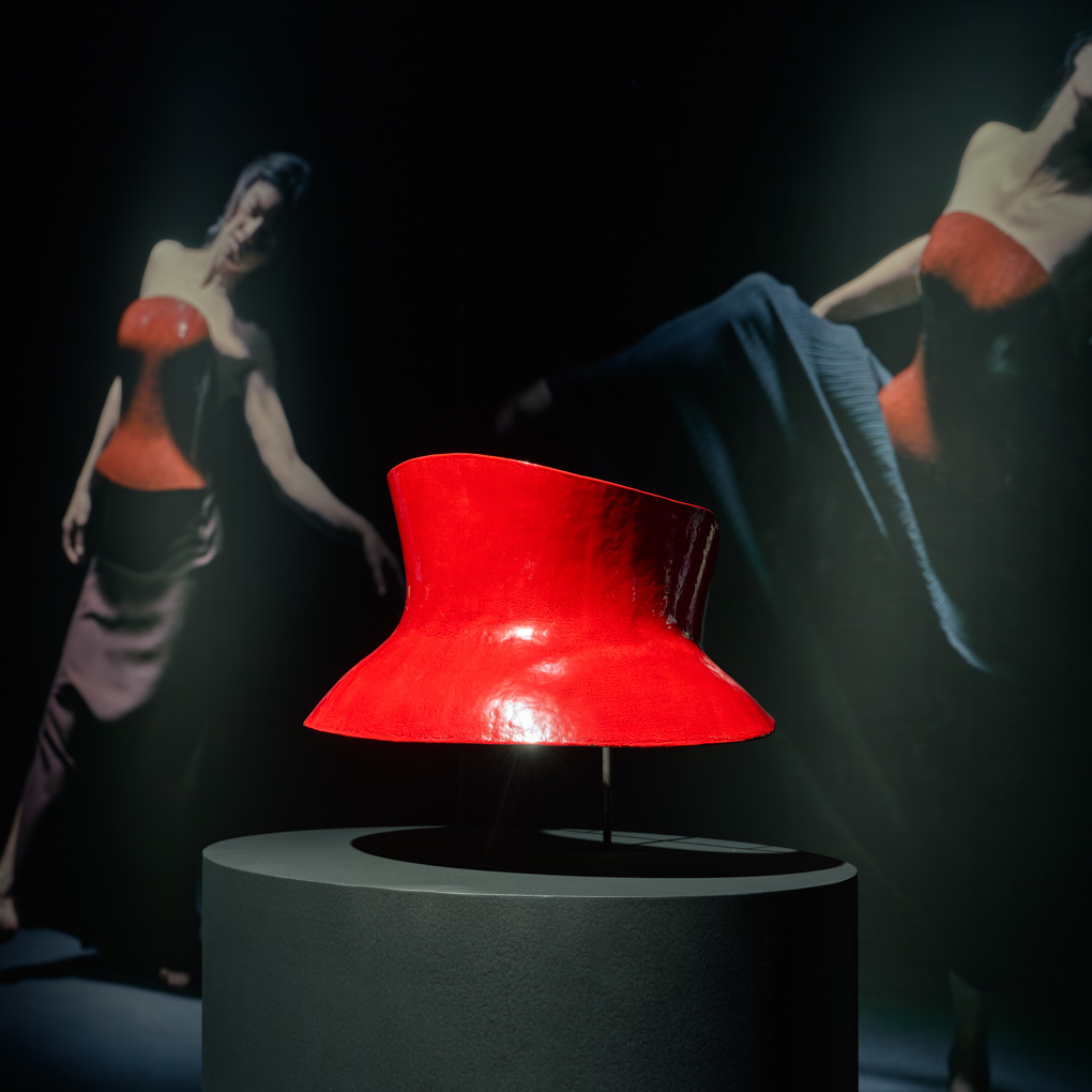 ISSEY MIYAKE「URUSHI BODY —身体と物質の間に—」