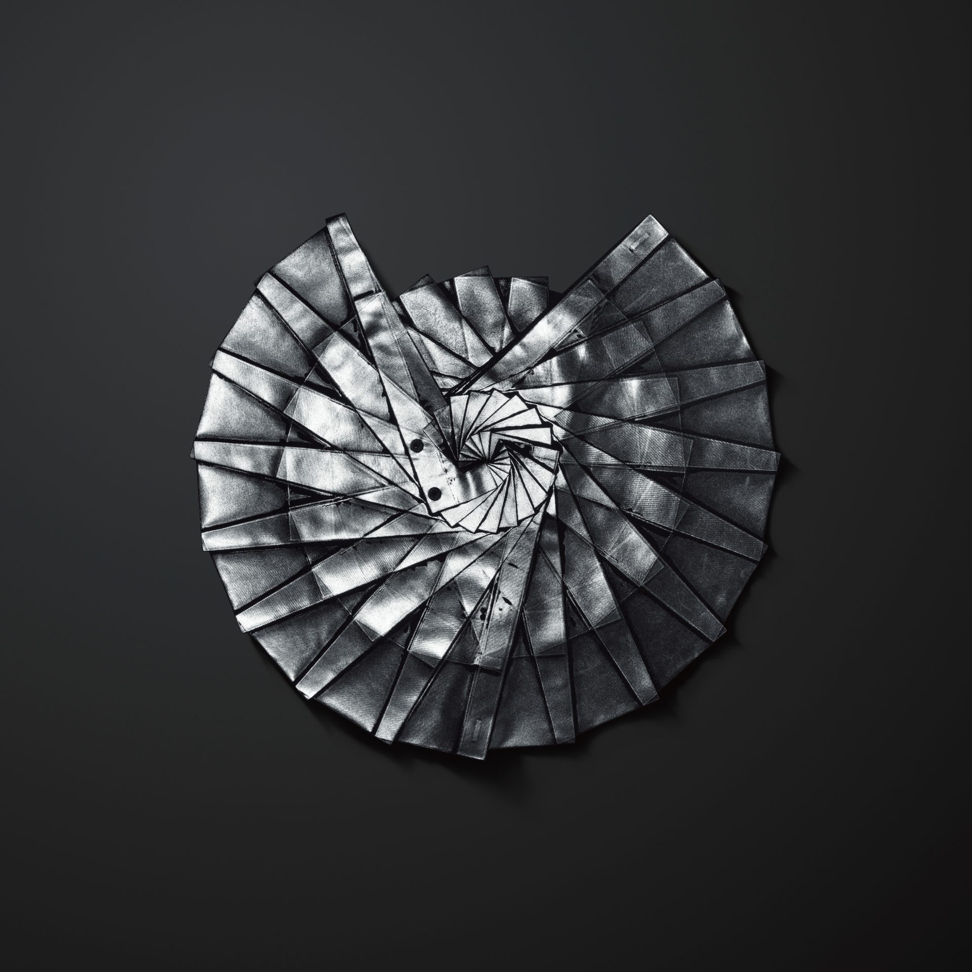 132 5. ISSEY MIYAKE 「No. 3-2」